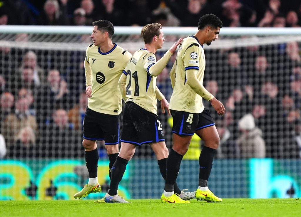 فليك يلوم أراوخو بعد الطرد في مباراة برشلونة ضد تشيلسي