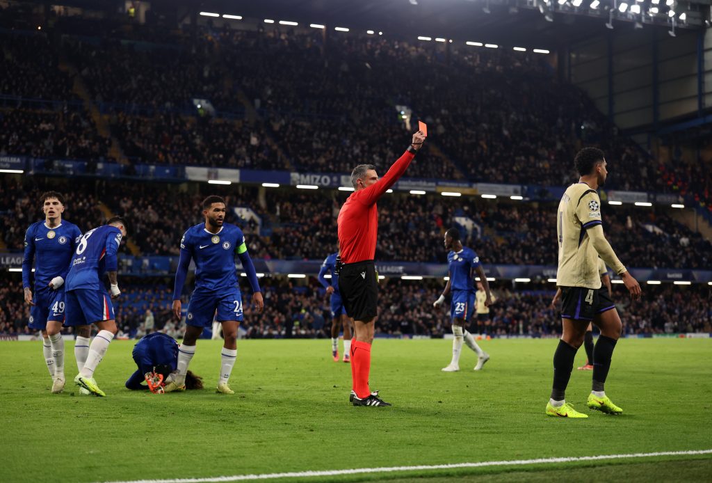 بذكريات أتركه يا أراوخو.. تاريخ الكروت الحمراء يلاحق برشلونة في دوري الأبطال