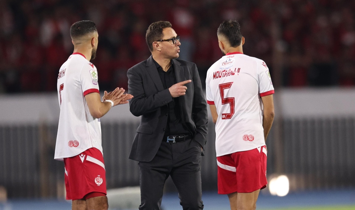 بنهاشم يُوضح أسباب إبعاد ثلاثة لاعبين عن تشكيل الوداد