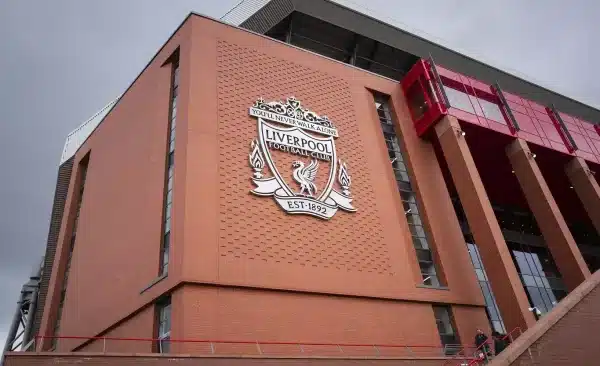 أسطورة ليفربول يواجه شبح الإفلاس.. ويبيع ميدالية دوري أبطال أوروبا