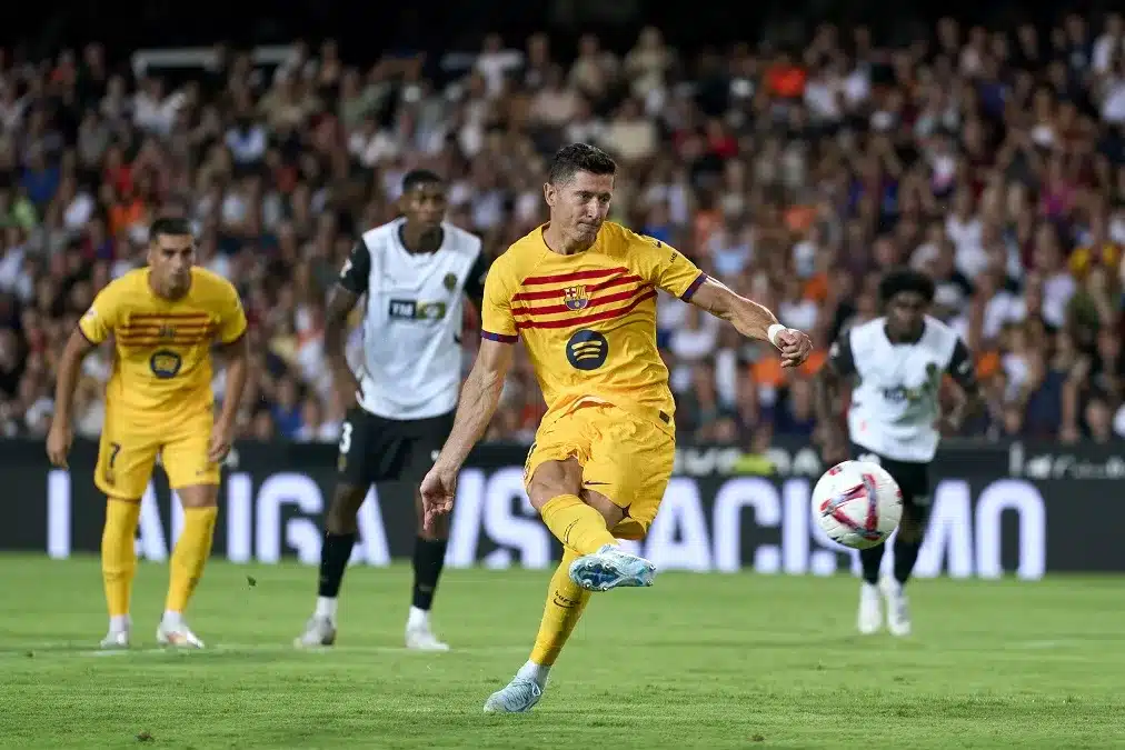 بينهم عملاق السعودية.. صراع خماسي على ضم ليفاندوفسكي في 2026