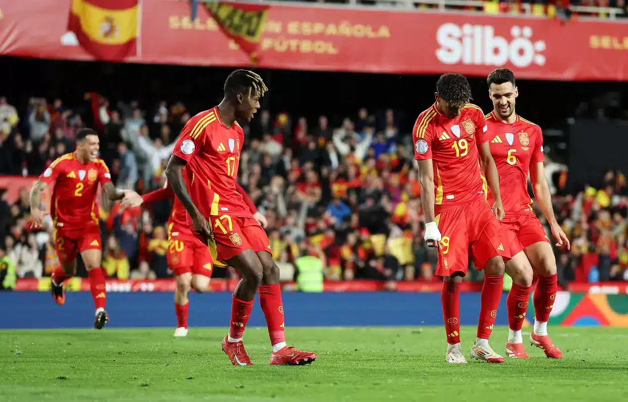 صداقة لا تعرف الـ90 دقيقة.. لقطات مشاغبة بين يامال ونيكو في كامب نو