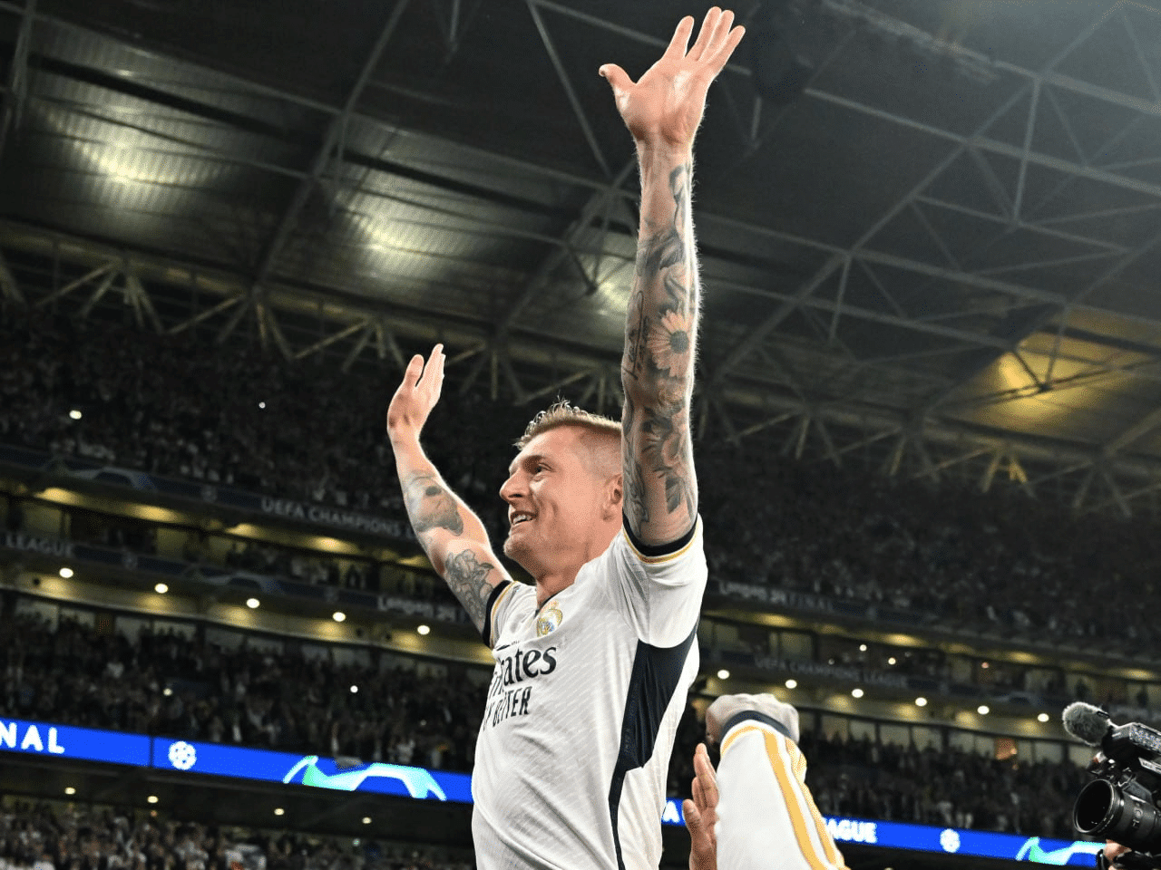 بديل توني كروس يحسم موقفه من الانضمام لـ ريال مدريد.. هل يختار مانشستر يونايتد؟