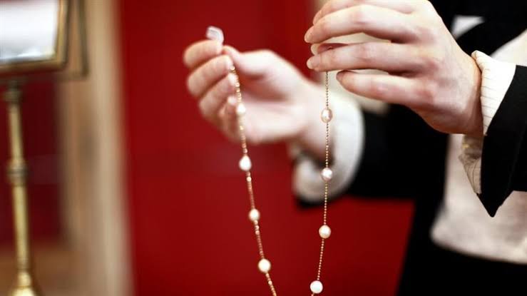 سرقة مجوهرات بقيمة أكثر من مليون دولار من متجر بفرنسا