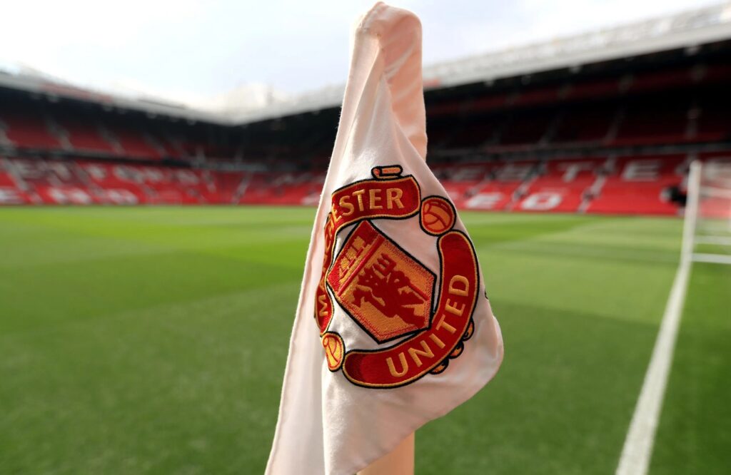 عارضة أزياء شهيرة تعترف أن أسطورة مانشستر يونايتد والد طفلها من جديد