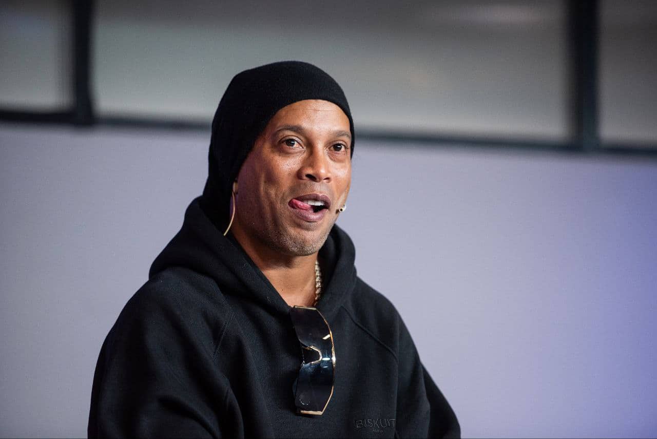 رونالدينيو يحتفل بعودة برشلونة إلى كامب نو: بيتنا عاد للحياة