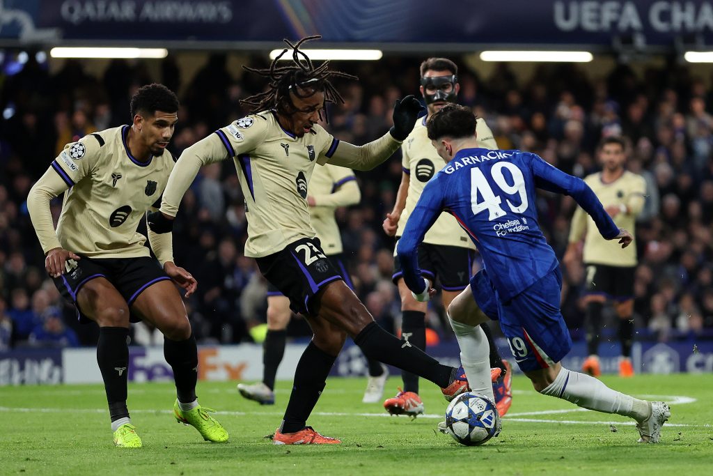 حارس تشيلسي مشيدًا بزميله: وضع لامين يامال في جيبه