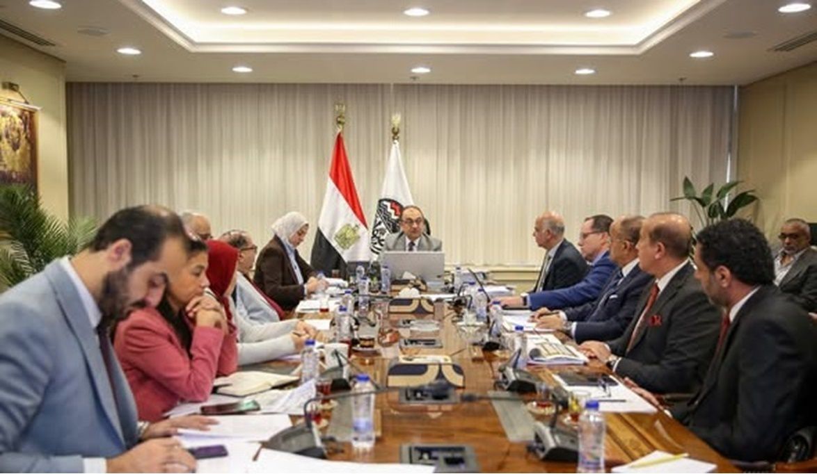 وزير قطاع الأعمال العام يتابع مؤشرات الأداء وموقف المشروعات ال…