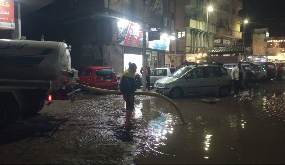 محافظ دمياط يشرف على رفع تجمعات مياه الأمطار ويكثف جهود الطوار…