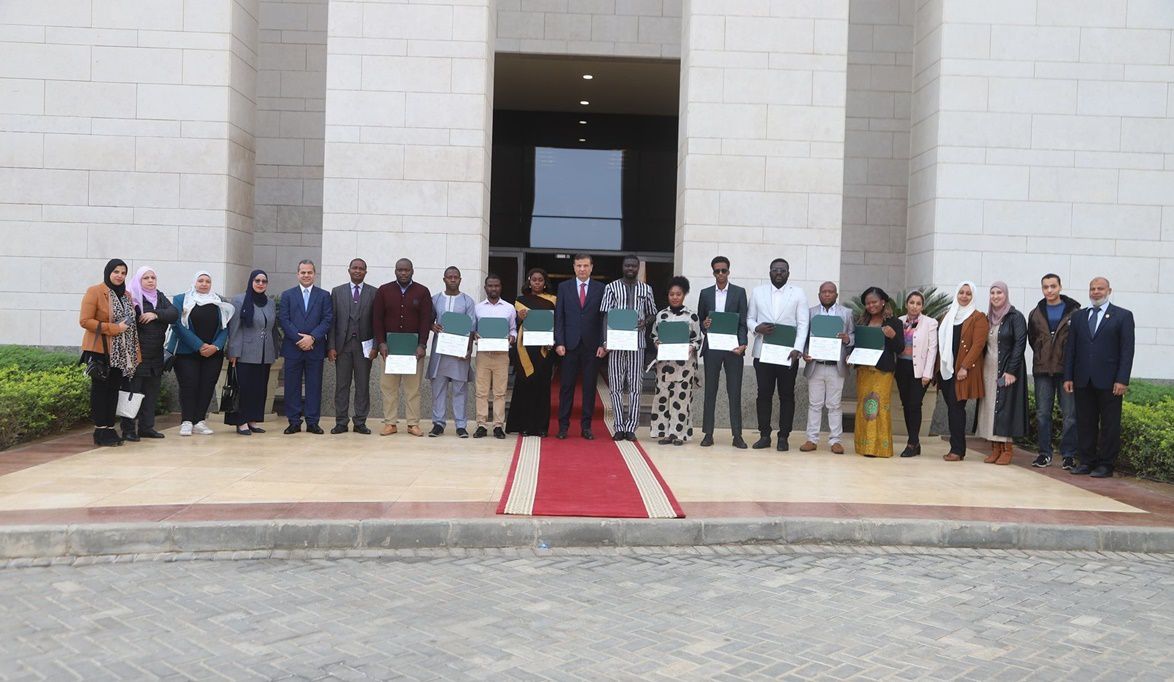 وزير الزراعة يُسلّم شهادات التخرج لمتدربين في ختام برنامج تدر…