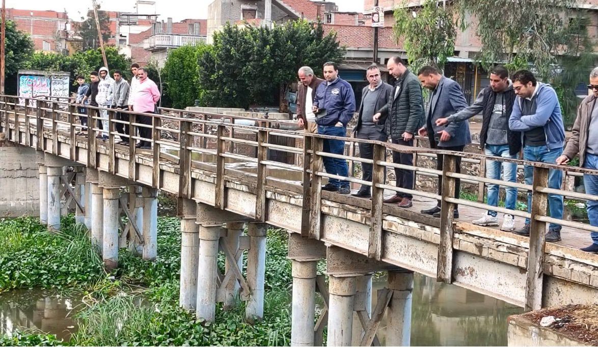 تطهير ترعة ساحل مرقص بشبراخيت وإزالة المخلفات لضمان إنسياب الم…