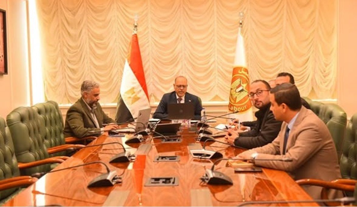 وزير العمل يشهد تسليم إعانات ومستحقات لأسر ضحايا ومصابي عمالة …