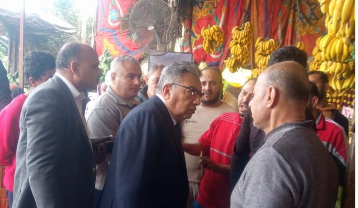 محافظ الدقهلية في جولة مفاجئة بمدينة بلقاس ويشيد بأحد منافذ بي…