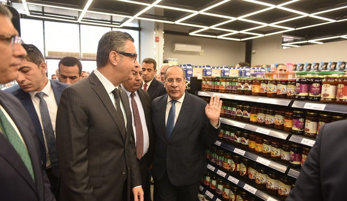 وزير التموين يفتتح الفرع الرابع لمنافذ «كاري أون» بمقر المدين…