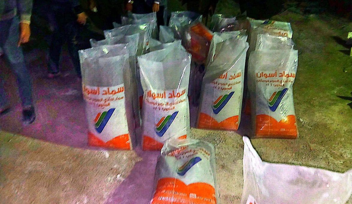 بالصورة .. الجيزة تضبط منشأة ضخمة لإنتاج الأسمدة المغشوشة.. 90…