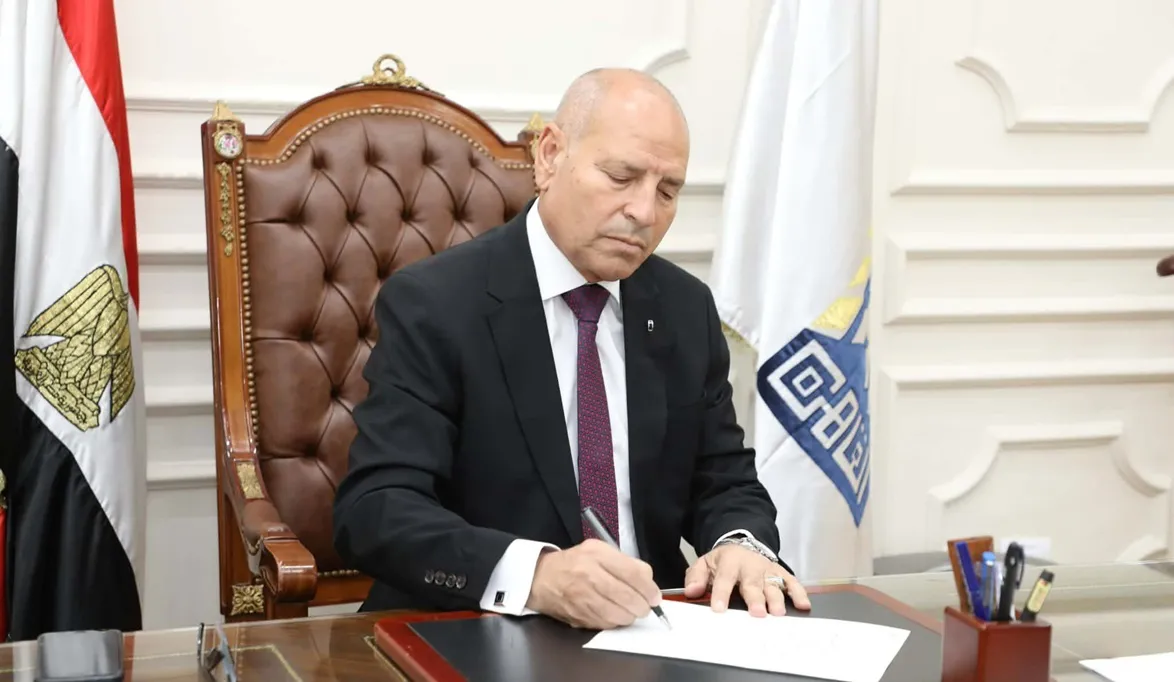 محافظ القاهرة يلزم المحلات بوضع صناديق قمامة لتسهيل التخلص من …