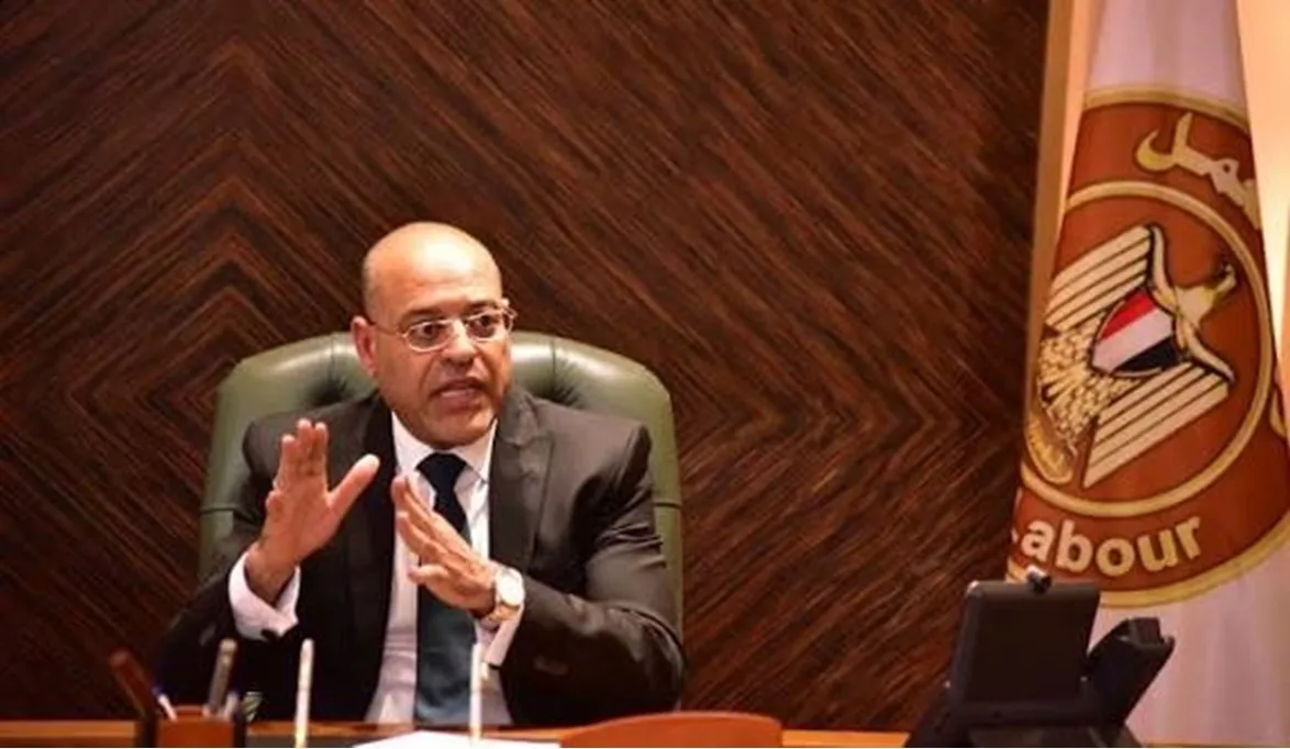 وزير العمل يوجه بصرف إعانات مالية لأسر ضحايا حادث طريق الواحات…