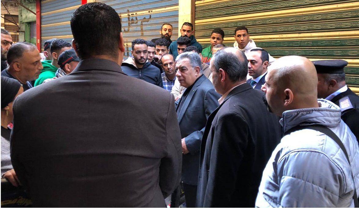 محافظ الدقهلية يتفقد موقع حريق سوق الخواجات ويشدد على إزالة آث…