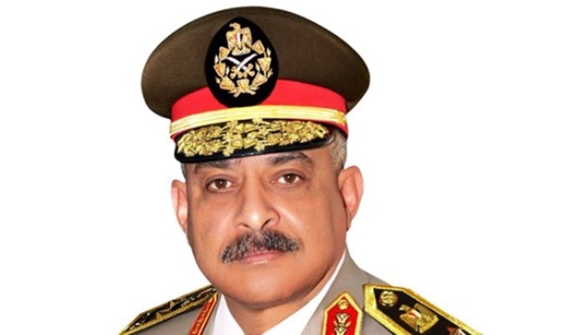 الفريق أول عبد المجيد صقر ورئيس أركان حرب القوات المسلحة يعقدا…