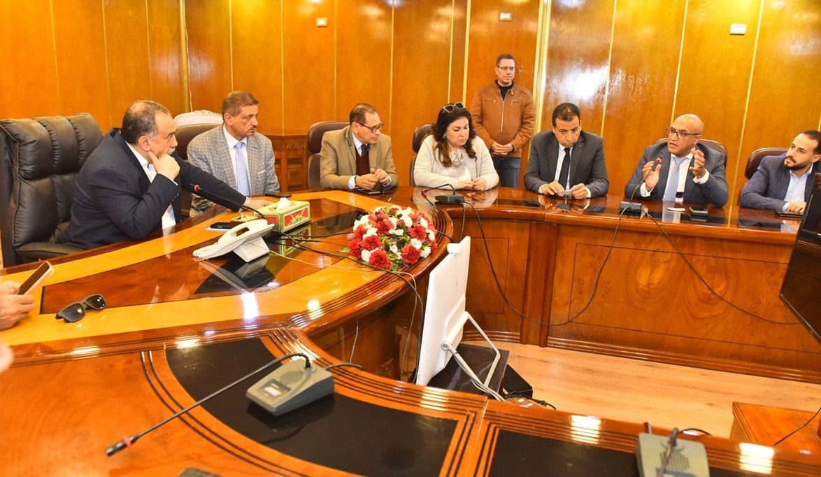 محافظ أسيوط يناقش مع المجلس التصديري تعزيز صادرات النباتات الط…