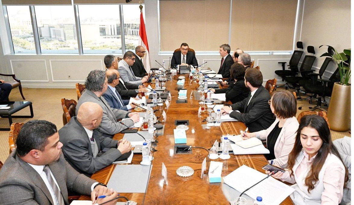 وزير الإسكان يستقبل وفد بنك الاستثمار الأوروبي لمناقشة التعاون…