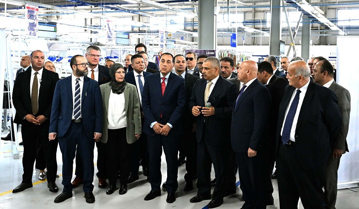 رئيس الوزراء يتفقد عدداً من أقسام مصنع “ليوني مصر” بمدينة بدر…