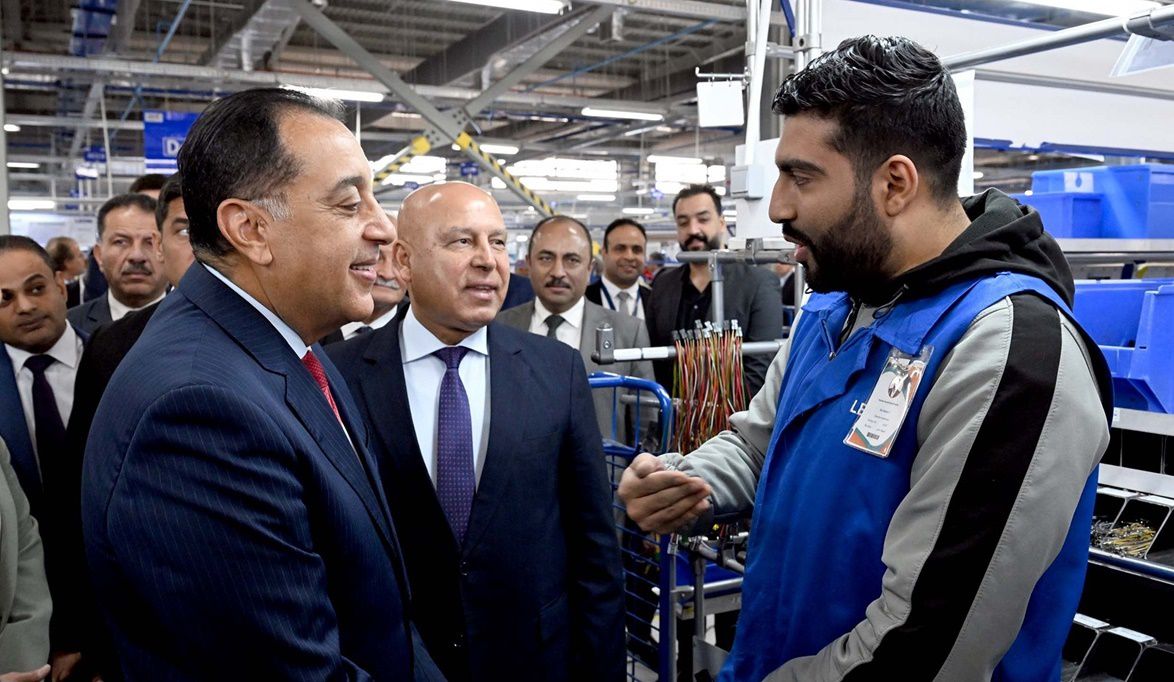 “حامد” أحد الشباب العاملين بالمصنع لرئيس الوزراء: غيرت مساري…..