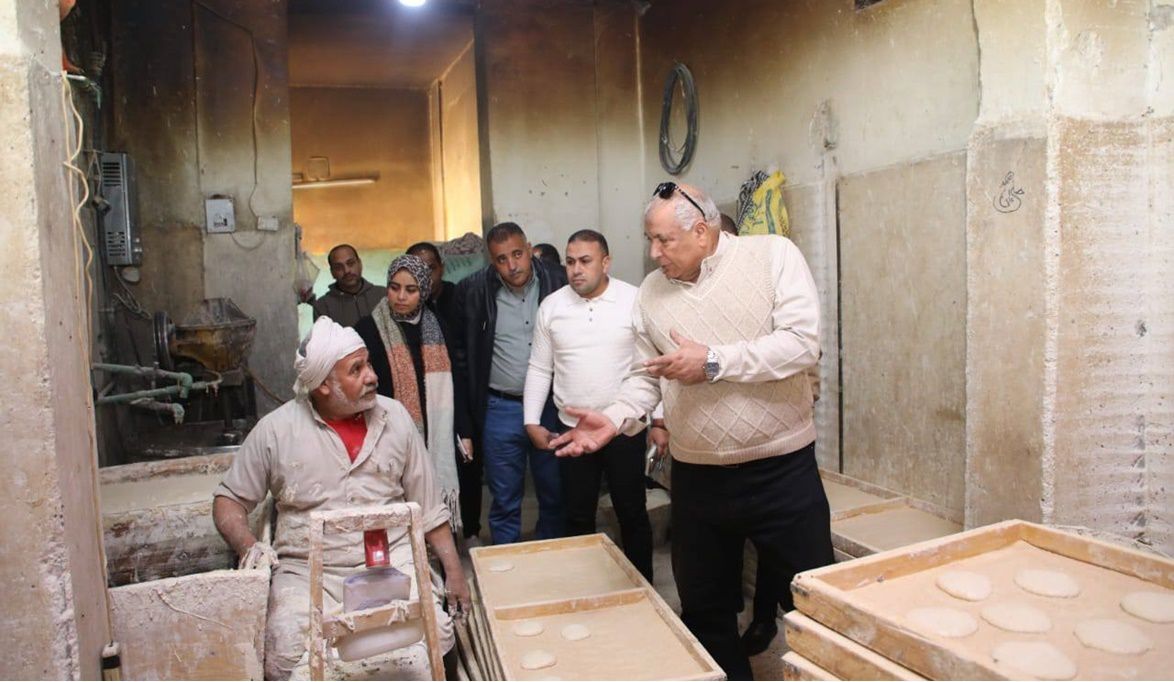جولة مفاجئة.. محافظ الوادي الجديد يوقف حصة دقيق مخبز ويهدد بال…