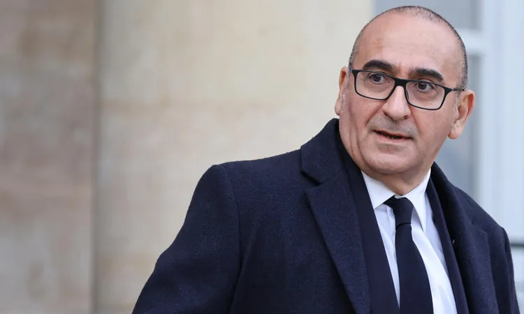 وزير الداخلية الفرنسي يُحذر: حظر الحجاب وصيام رمضان يسيء لمواطنينا المسلمين