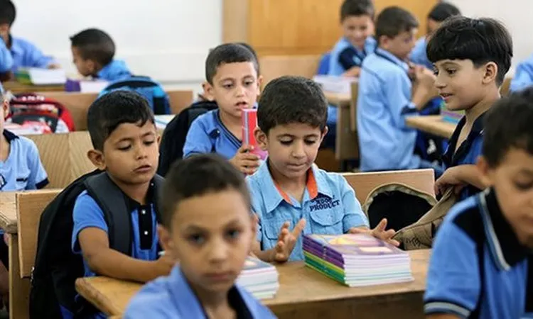 مدرسة خاصة بالسويس تنهي التعاقد مع معلم بسبب قٌبلة غير لائقة