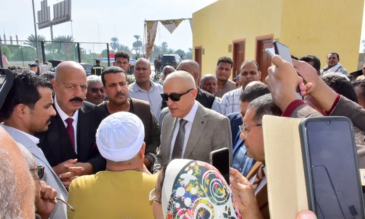 بالمزمار البلدي.. أهالي القرنة يستقبلون محافظ الأقصر خلال افتتاحه موقف سيارات