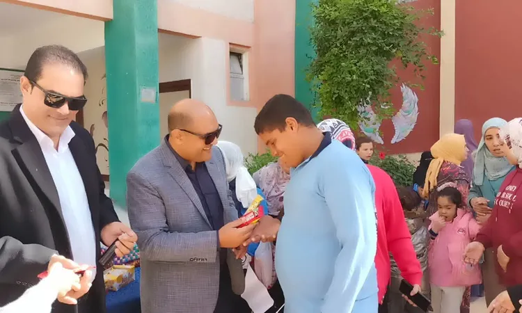 في اليوم العالمي لذوي الهمم.. رئيس مدينة دسوق يوزع هدايا على طلاب مدرسة التربية الفكرية