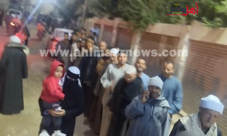 الوقف تشتعل حماسًا ليلًا.. تزايد أعداد الناخبين داخل اللجان بقنا”