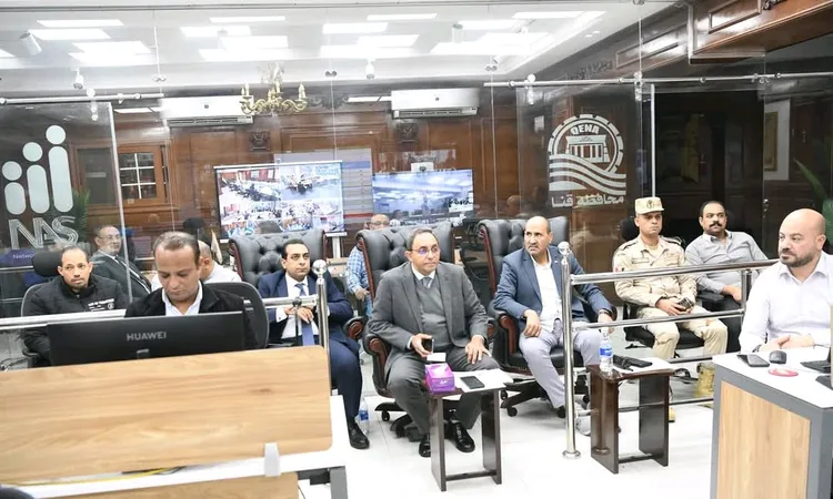 محافظ قنا يتابع غلق لجان الانتخابات وانطلاق أعمال الفرز عبر مركز سيطرة الشبكة الوطنية