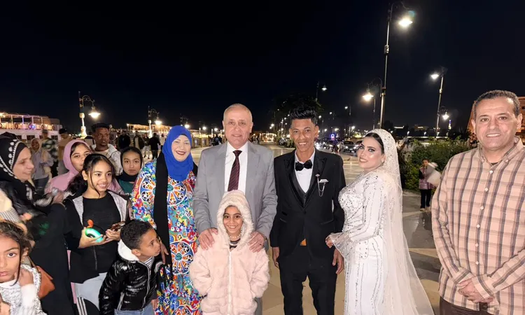 عروسان يشاركان محافظ الأقصر فرحة الاستعداد للعيد القومي على كورنيش النيل