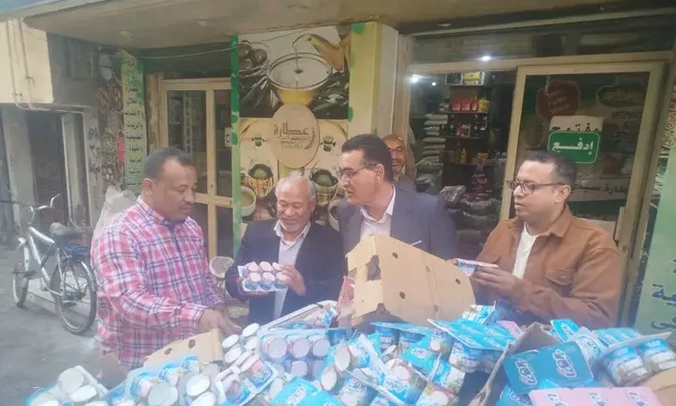 ضبط طن مواد غذائية منتهية الصلاحية داخل مخزن غير مرخص بمركز الزينية