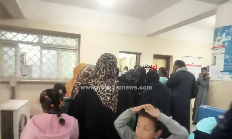 بالزي الصعيدي ..سيدات إسنا يتصدرن المشهد قبل غلق التصويت بانتخابات النواب بساعتين