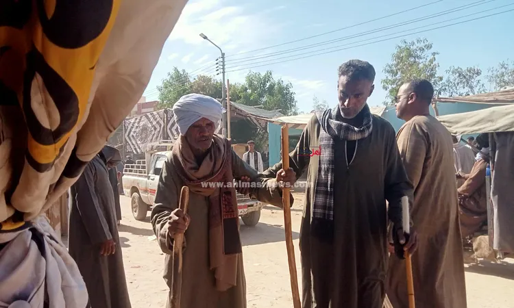 مسنودا على عكازين ..مسن يحرص على الإدلاء بصوته في انتخابات النواب بجنوب الأقصر