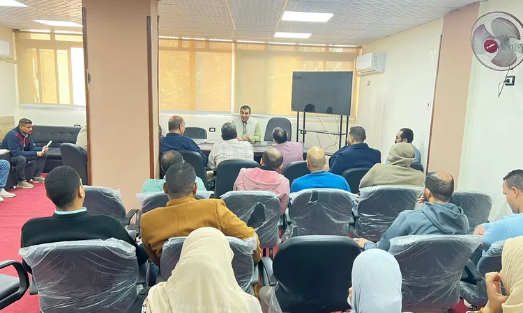 صحة قنا تبحث تطوير منظومة الطوارئ والرعايات في اجتماع موسع لمديري المستشفيات