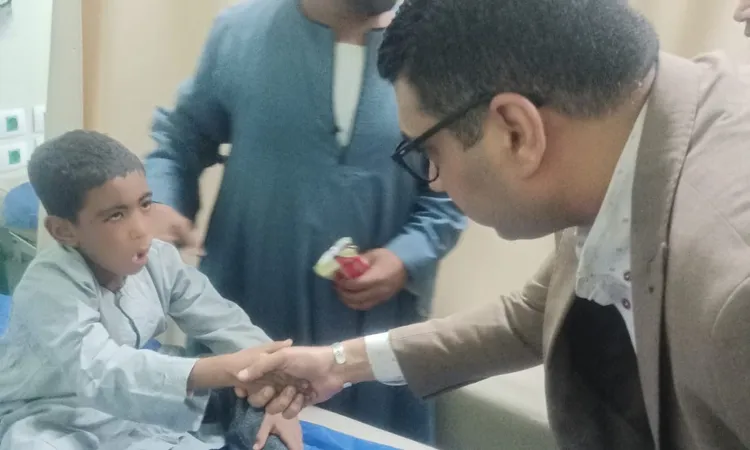 بعد وفاة أمهم وأختهم.. نائب محافظ الأقصر يطئمن على الصغيرين مصابي انهيار منزل الدير