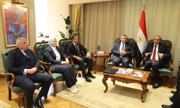 بحضور كمال وزكي.. وزير العمل يستقبل وفد لجنة الطاقة والبيئة بمجلس الشيوخ