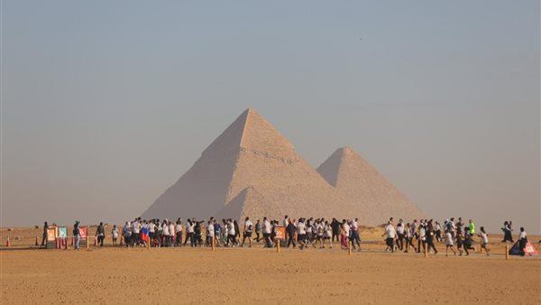 النسخة السابعة من «نصف ماراثون الأهرامات» تشهد مشاركة 10 آلاف عدّاء من أكثر من 120 جنسية