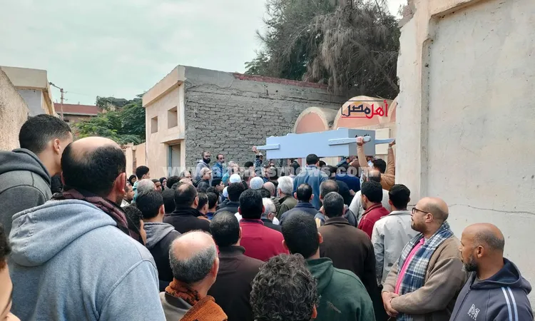 أهالي بيلا بكفر الشيخ يشيعون جثمان النبوية الزيادي رائدة العمل الخيري |صور