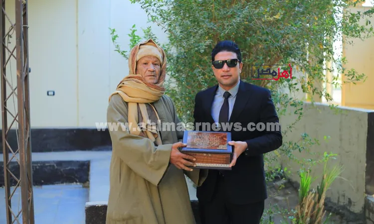 تقديرًا لمسيرته التعليمية والإنسانية.. نائب محافظ سوهاج يزور في مسقط رأسه بأولاد يحيى بدار السلام “صور”