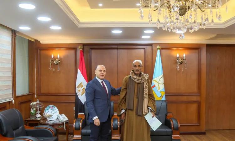 محافظ كفر الشيخ يُسلّم 8 عقود تقنين أراضي أملاك دولة للمستفيدين من المواطنين