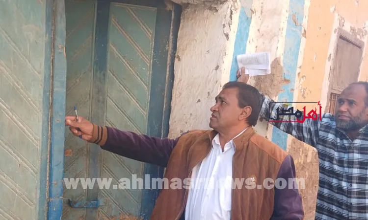 استجابة لشكوى الأهالي.. زراعة الأقصر تنفذ علاجات ميدانية لمكافحة النمل الأبيض بقرية الدير