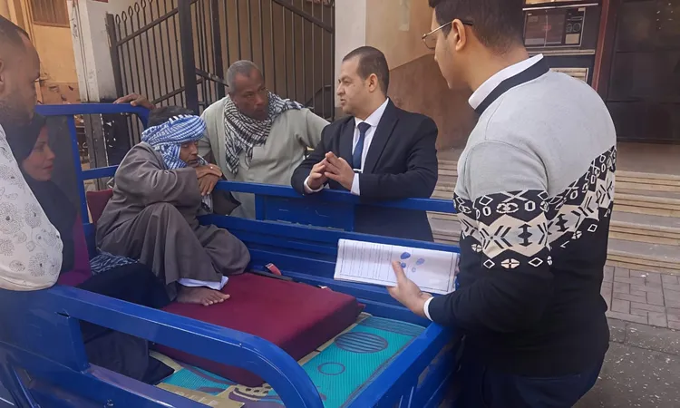 مديرية العمل بالأقصر تسلم عقدا لشاب من ذوي الهمم دعمًا لجهود الدمج