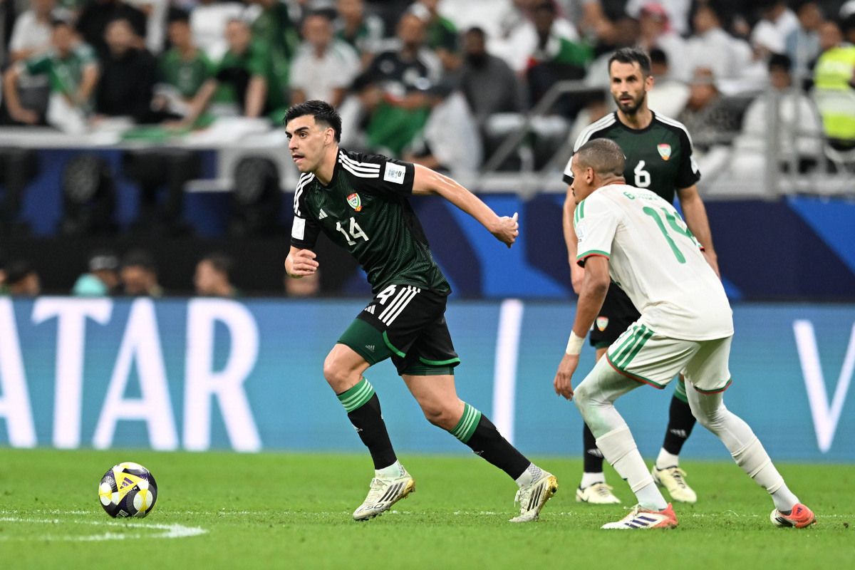 شاهد واحكم بنفسك.. هل حرم الحكم منتخب الإمارات من ركلة جزاء أمام الجزائر؟