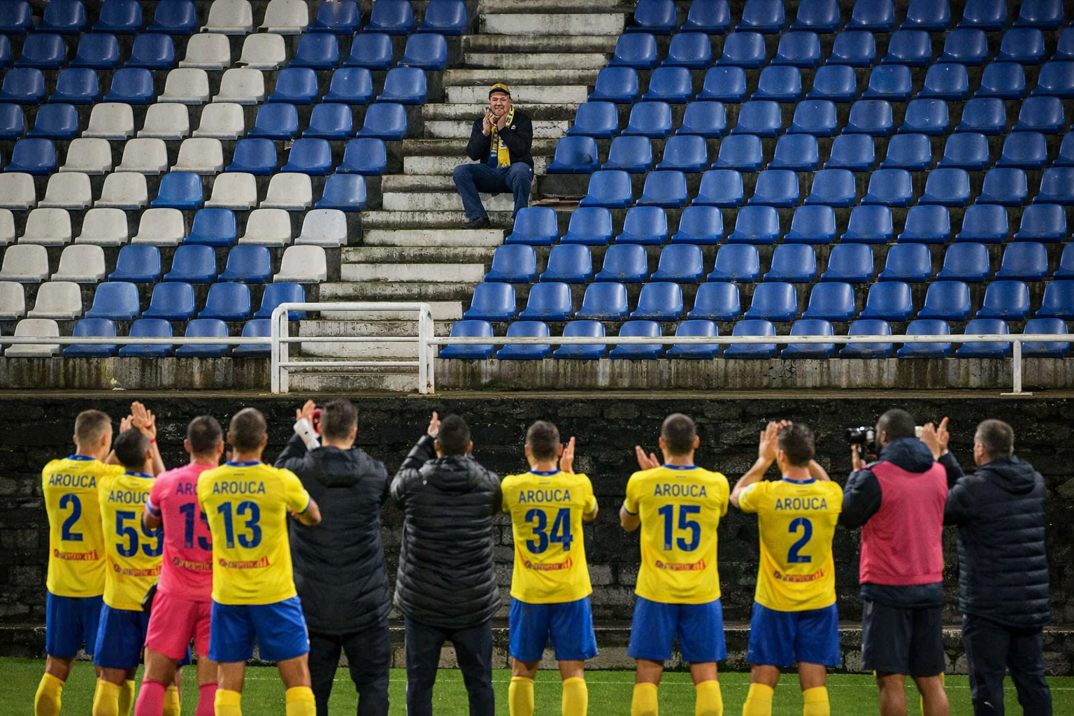 الإخلاص قبل كل شيء.. لاعبون ومدرب فريق برتغالي يحيّون مشجعهم الوحيد