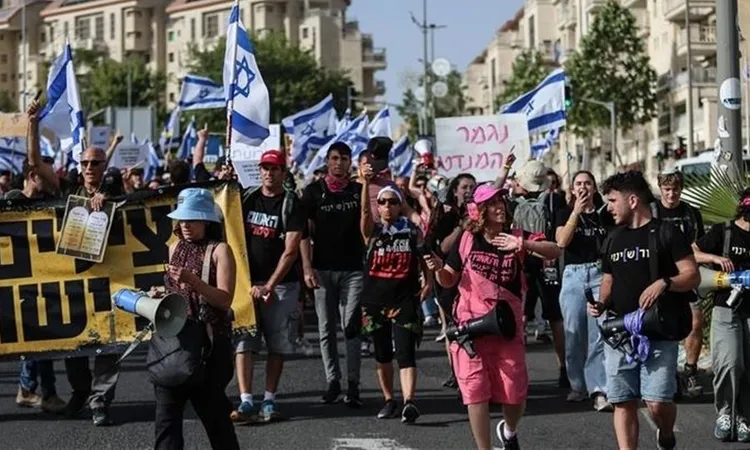 القناة 12 الإسرائيلية: متظاهرون يغلقون شارعا رئيسيا احتجاجا على الأوضاع المعيشية